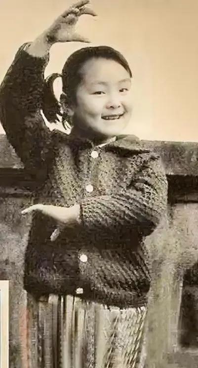 不愧是上海长大的小姑娘，50年前，穿手织的毛衣，漂亮的裙子，该有多羡慕人。一看就