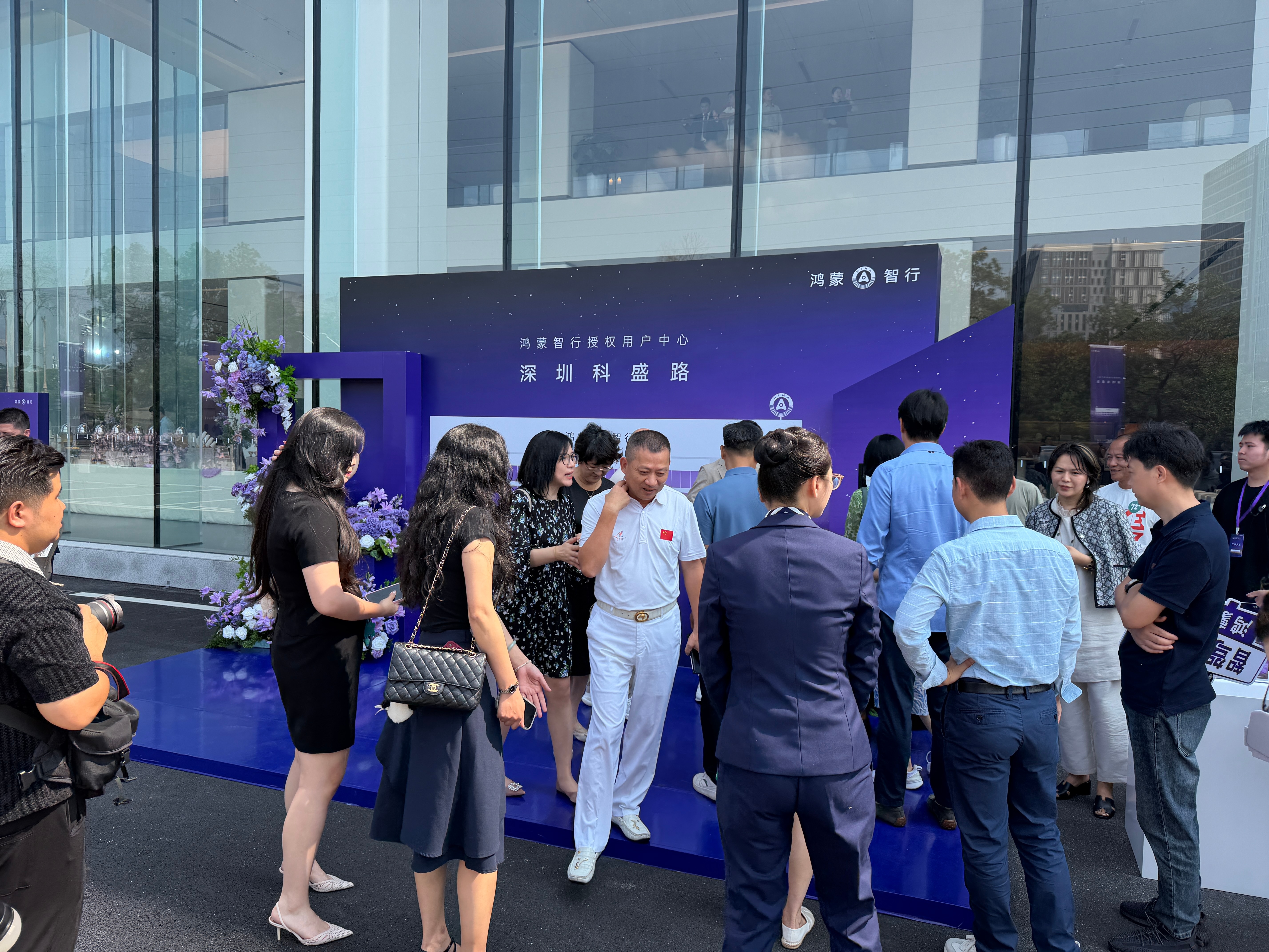 在深圳汽车店里打高尔夫 深圳龙华鸿蒙智行授权用户中心科盛路店已开业，是目前深圳规