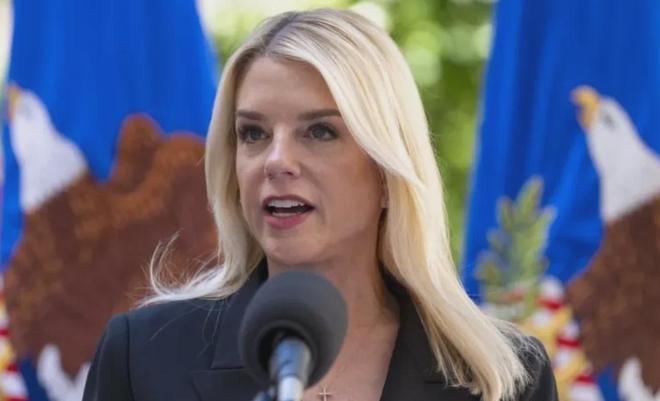 万万没想到，美国司法部长被特朗普解职，原因很私人。
美国司法部长邦迪4月1日在陪