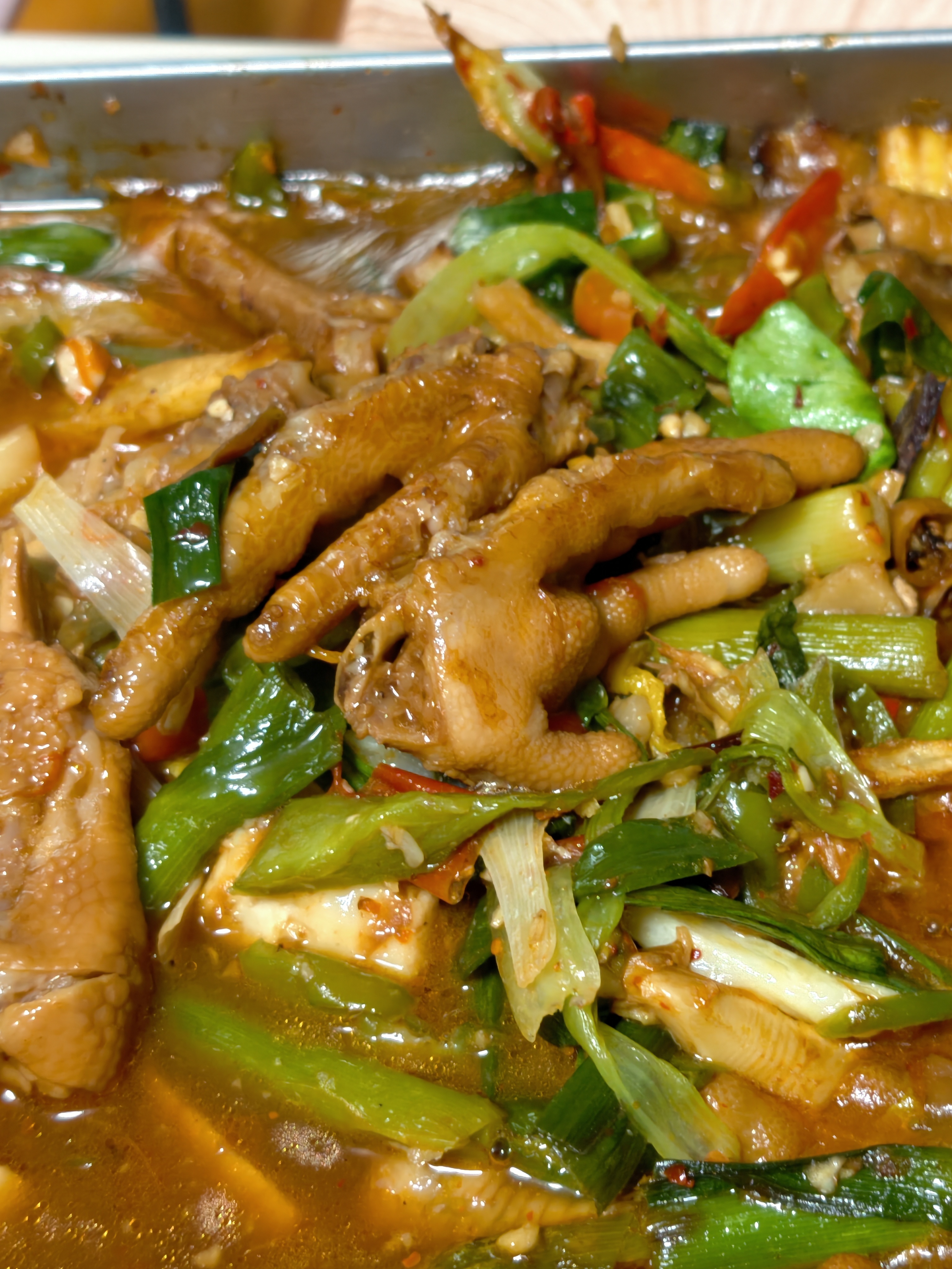 漂白鸡爪企业致歉这种企业不是致歉就完事儿的，而是相关负责人该去死把民众的食品安全