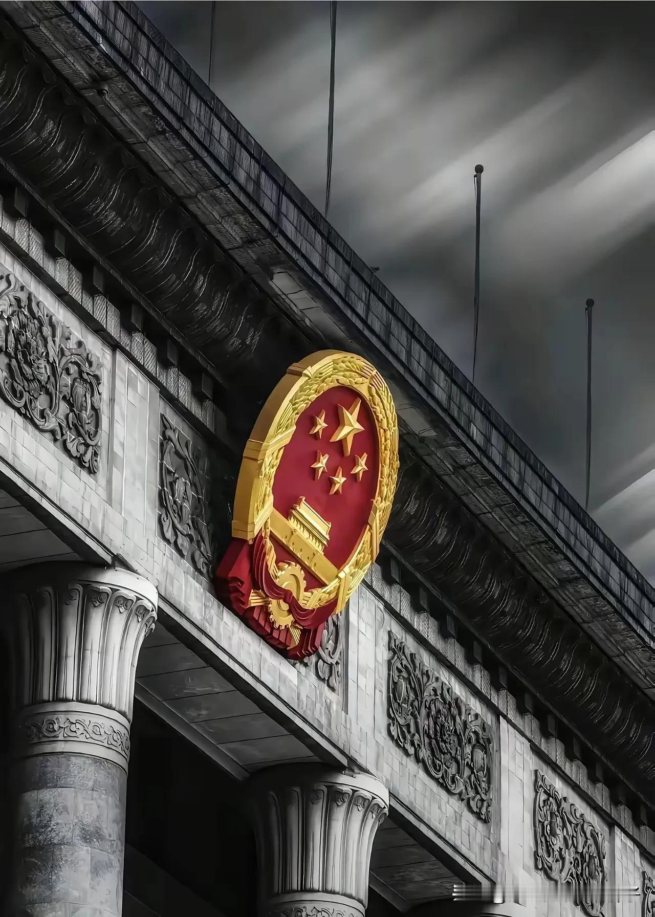 美国以为有钱就是大爷，他觉得自己手里有钱，这个世界就要围着他转啊，听他的话，顺着