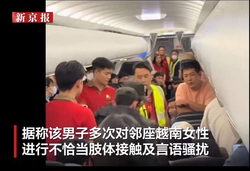 韩国男子因骚扰女乘客被扔下飞机，跪在门口哭着求工作人员让他上飞机

在胡志明飞往