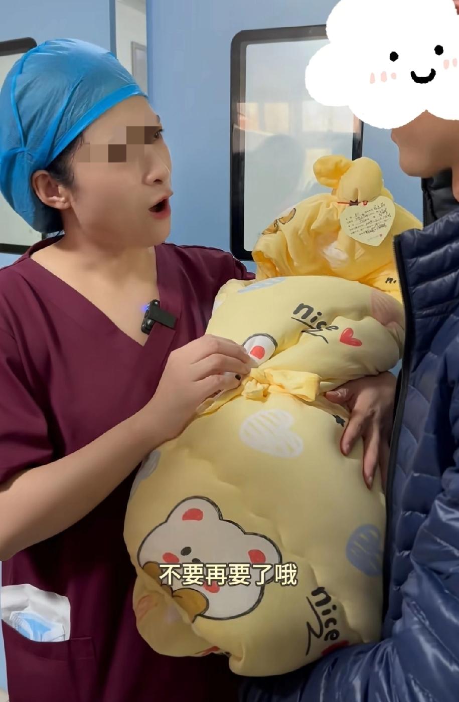 护士小姐姐抱出44岁高龄产妇生的孩子，给家属交代的第一件事就是不要再要了。

4