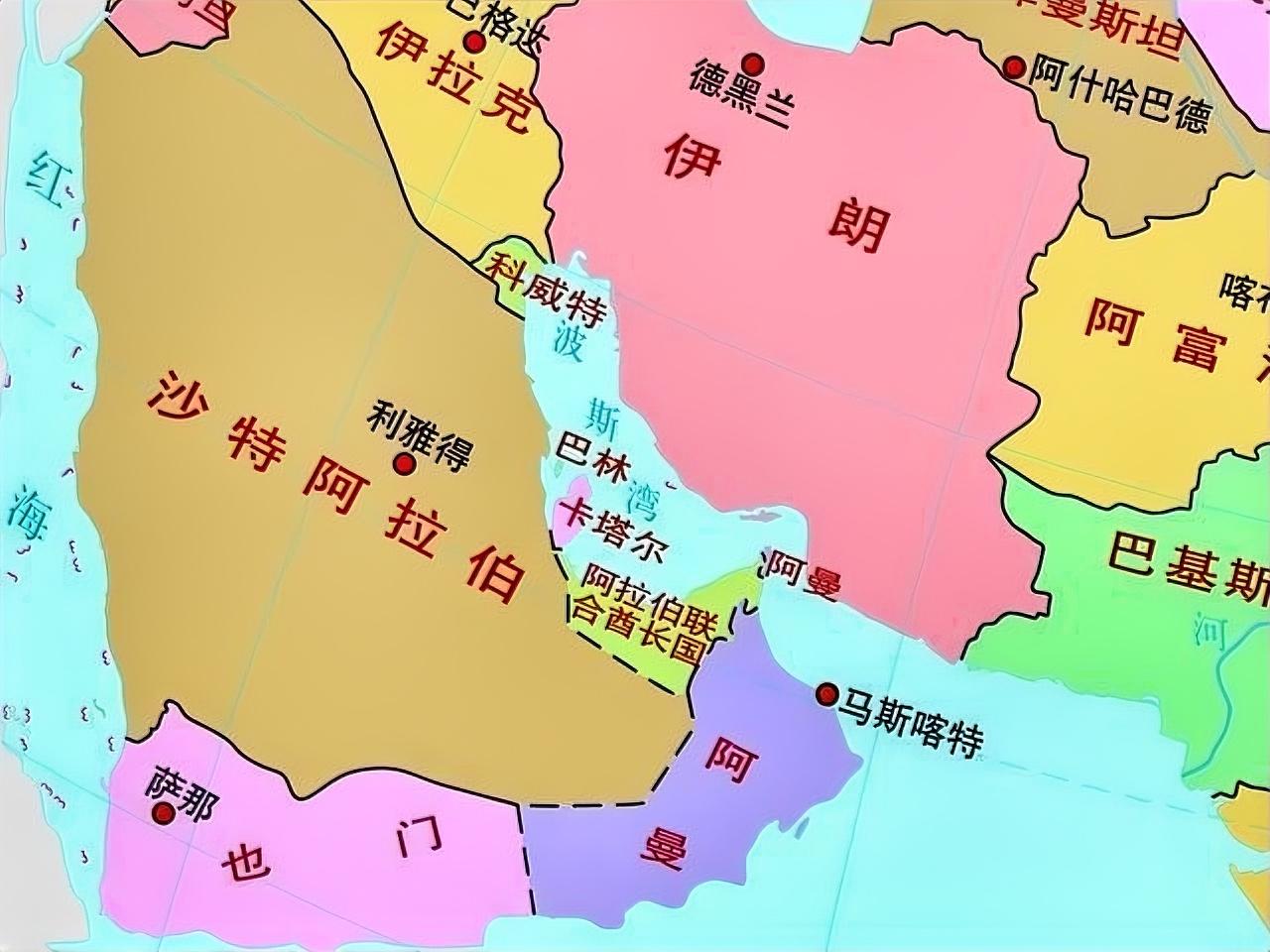 波斯湾国家不断增加绕开霍尔木兹海峡的输油通道。

霍尔木兹海峡是传统的、核心的、