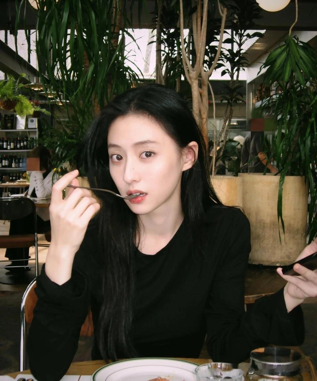 她都沦落到拍短剧了，居然穿书成了丫鬟？罗一舟和胡连馨这对搭档，硬是把《还珠》的老