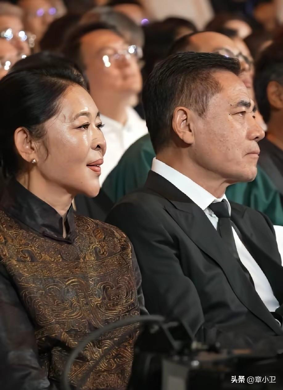 人老了，怎么下巴还变尖了，本身长的好看，自然老去也不会丑到哪去，整过容的脸没几个