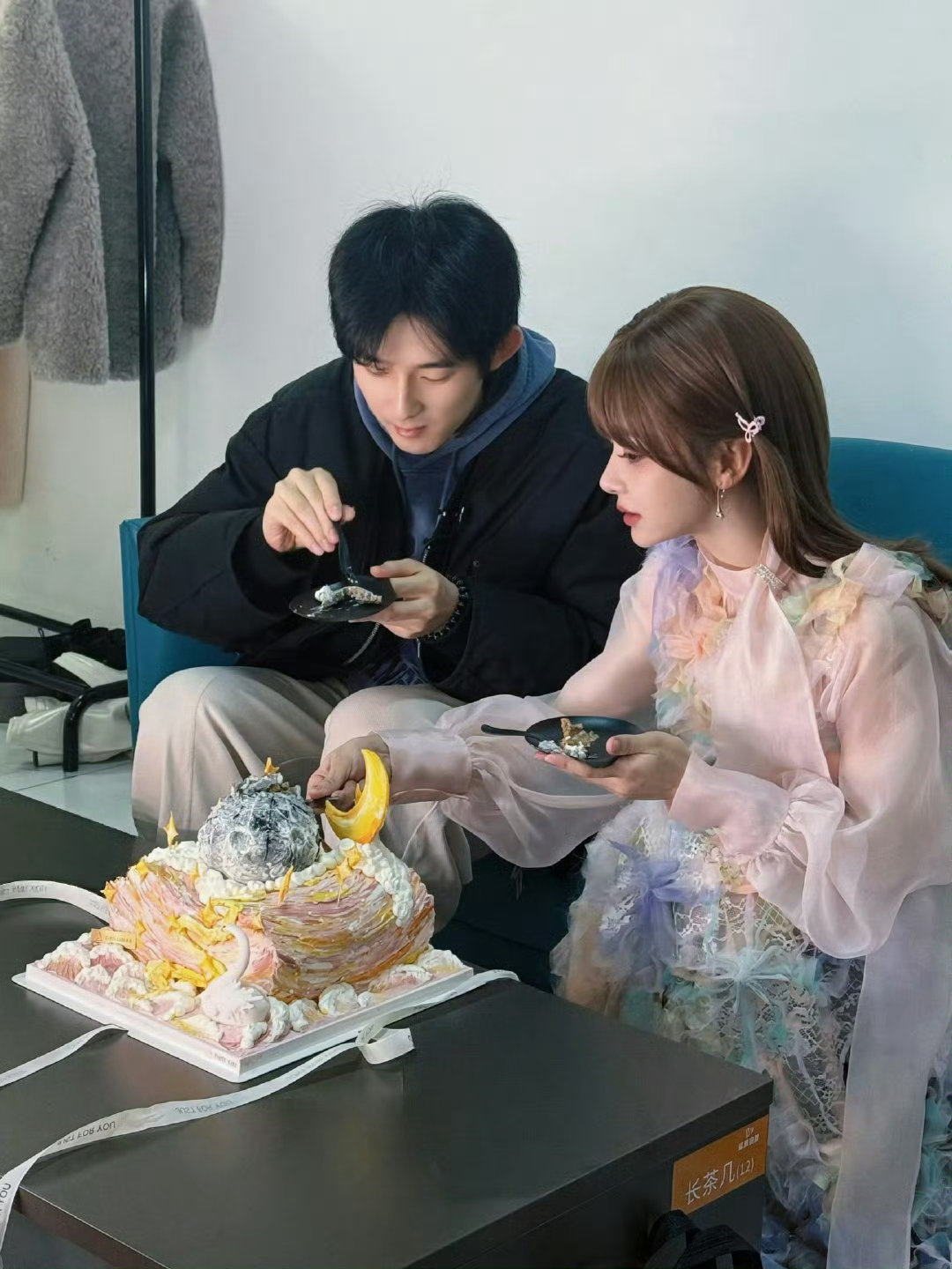 黄霄雲危晋宇跳滑溜溜舞 声鸣远扬 危晋宇太会了！给师姐黄霄雲准备应援色蛋糕，细节