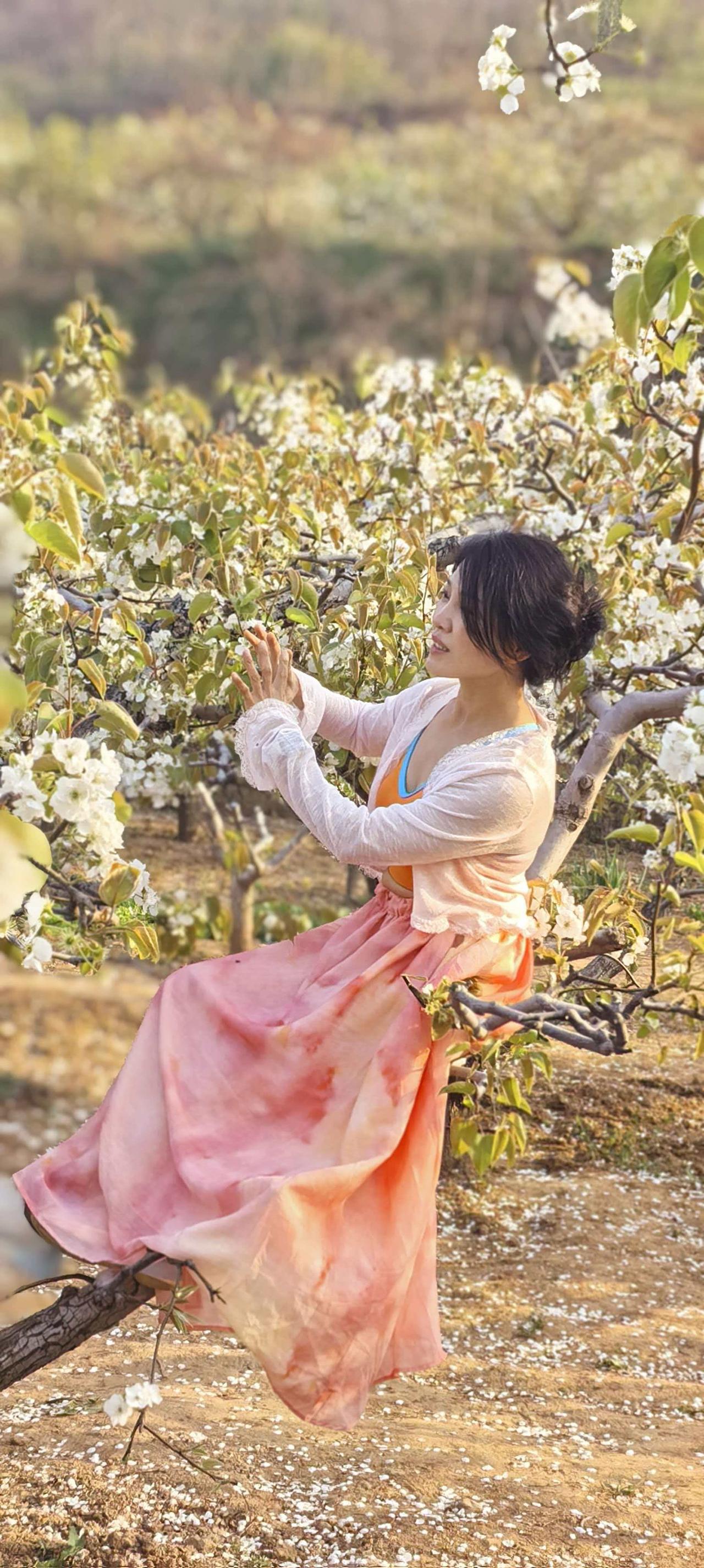 可怜天下父母呀，一位男游客对身边女的说：你也去给孩子进个香，保佑孩子今年考个大专