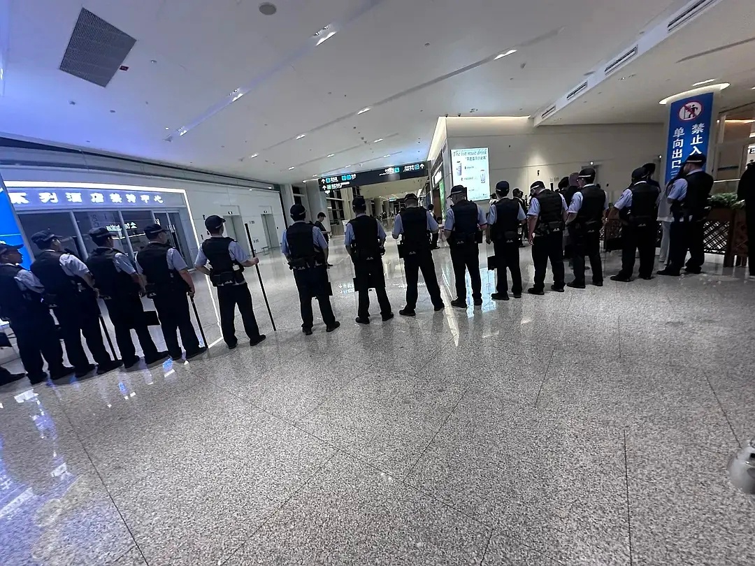 怎么看时代峰峻四代英国籍练习生到机场有三十个保镖 ​​​