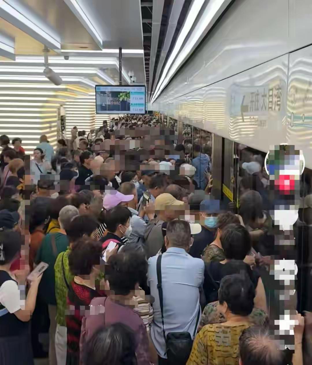 宁波“海上列车”免费试运营人气火到爆，有人在拥挤中摔倒；运营方：已采取限流措施，