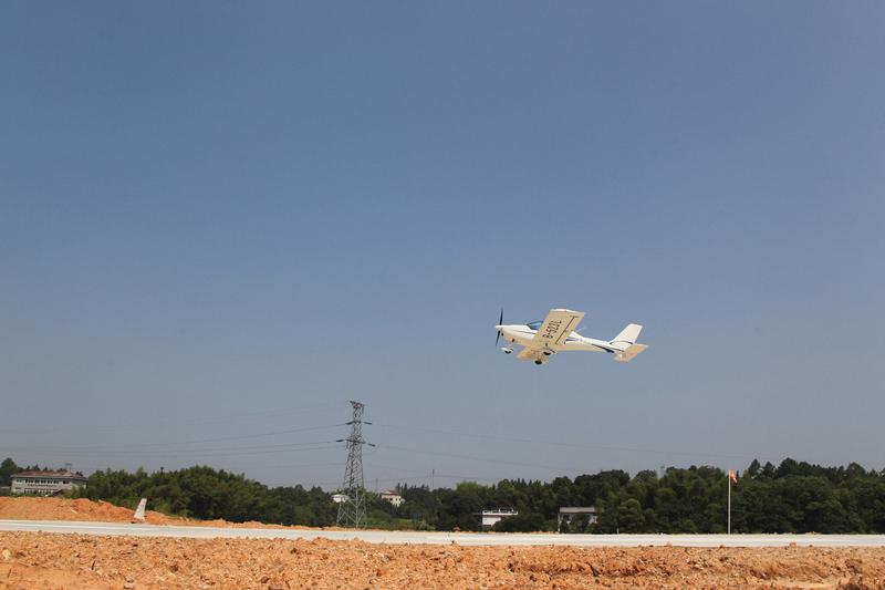 1月16日，搭载宗申CA500型航空发动机的国产动力轻型运动飞机“阿若拉”在湖南