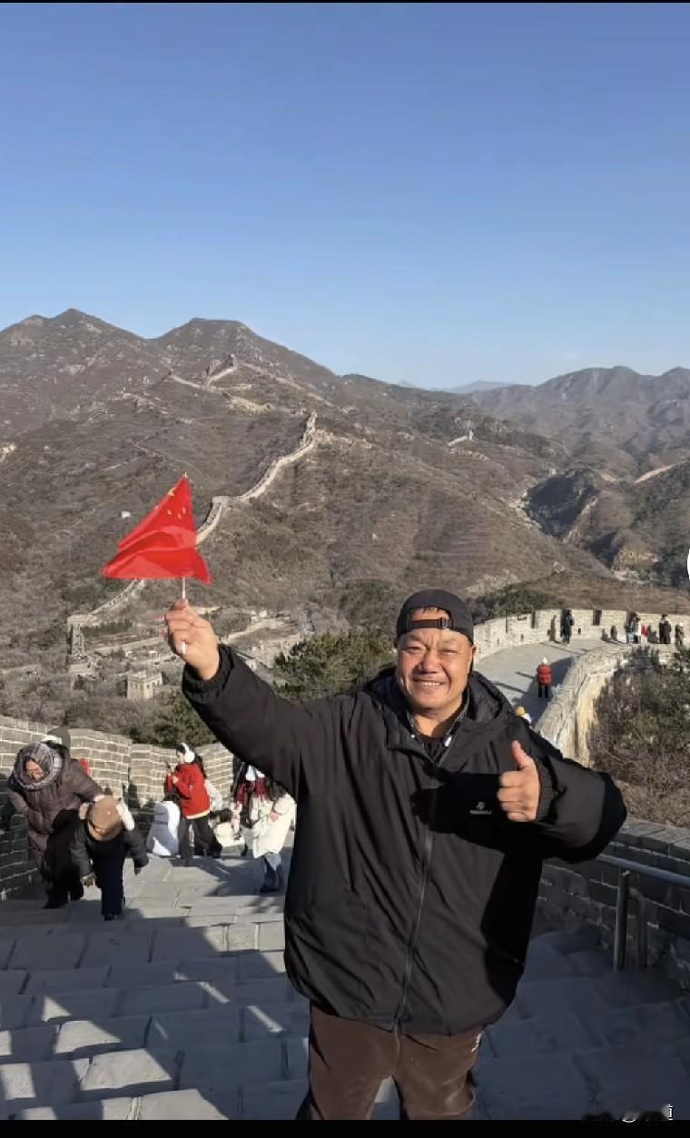 哑叔终于登上了长城。
当初哑叔的妈妈也算远见卓识，为了哑叔老了有人管才要了一个当