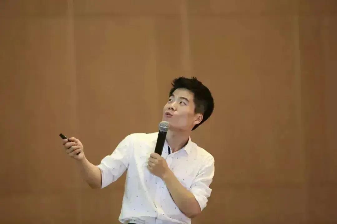 说到底，董宇辉只是公司的一个销售员，给公司卖了很多货，很多粉丝却觉得公司是他的了