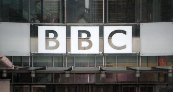 【特朗普对BBC提起50亿美元诉讼】: 美国总统特朗普星期一（12月15日）以英