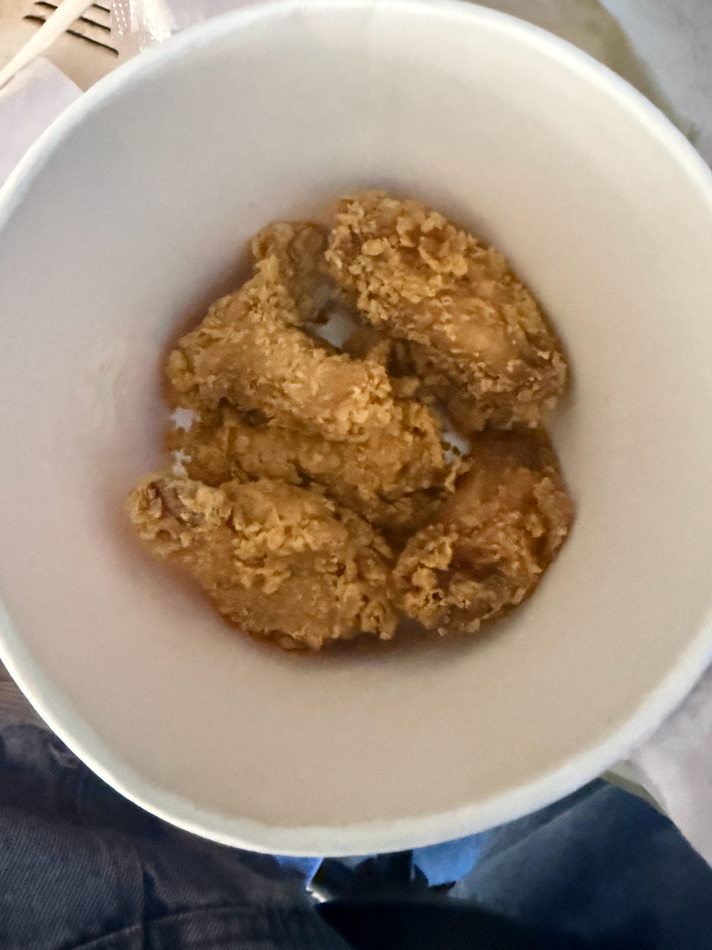 刚刚忙完准备吃饭，打开外卖，看到对比图，我还以为真的满满一桶
