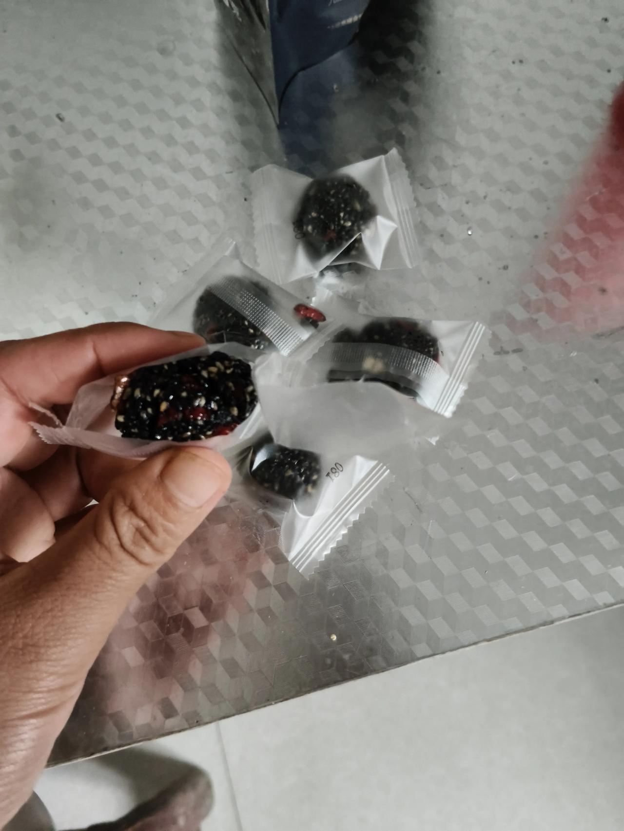 黑芝麻丸子
甜甜的
香香的
软软的
糯糯的
里面有核桃仁枸杞红枣
你也来吃一个吧