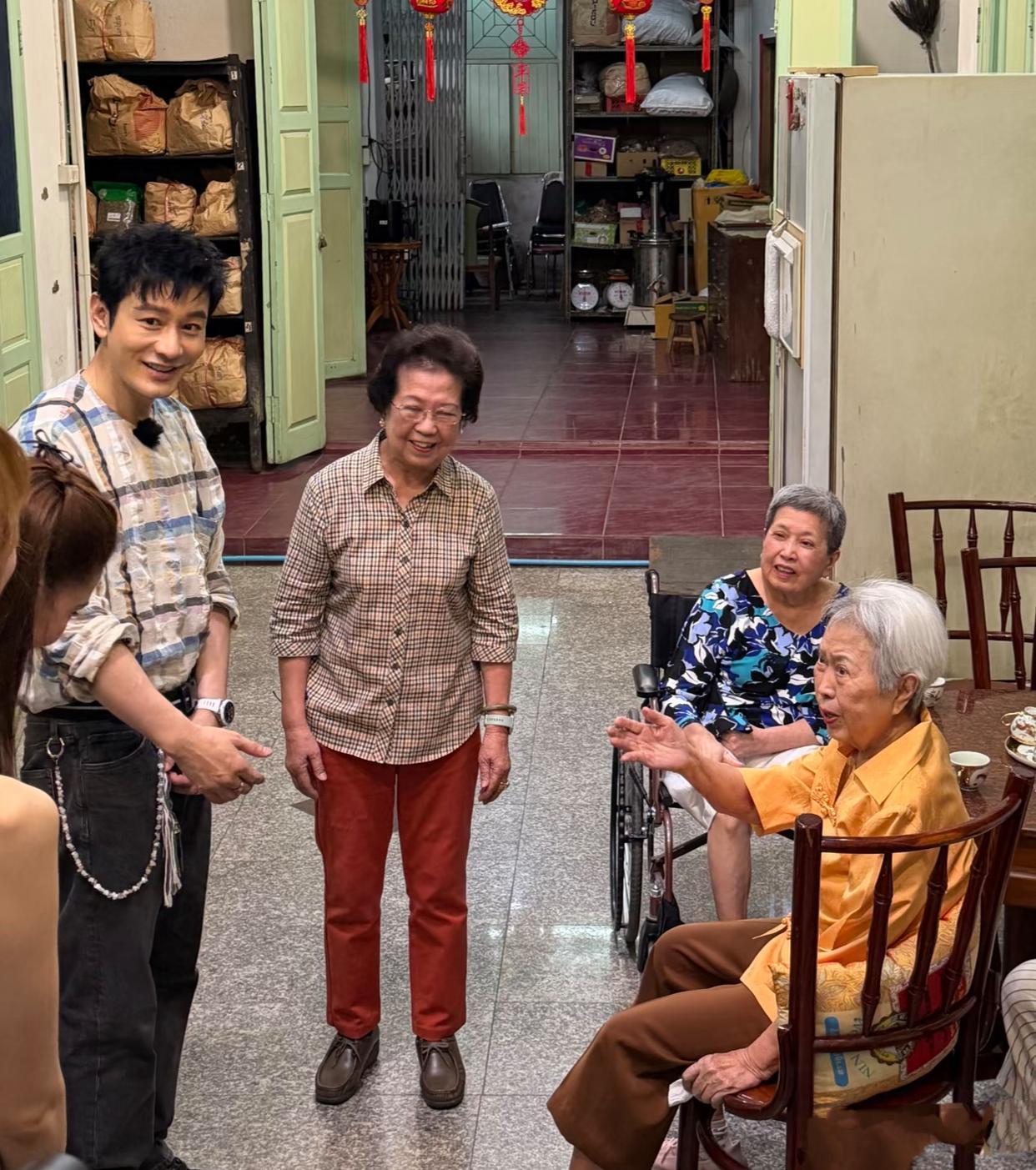 教主黄晓明现身泰国清迈一家中医馆，他身穿一件皱巴巴的格子衫，黑色牛仔裤，大头皮鞋