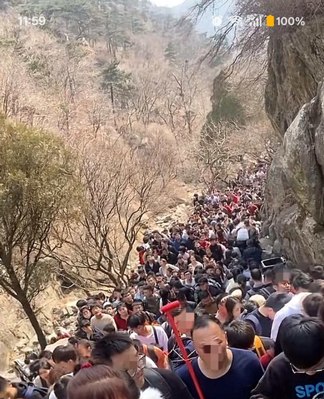 人山人海！登山路上挤了！谁能告诉我这个天儿爬山是什么意义？到底为了什么？试图看人