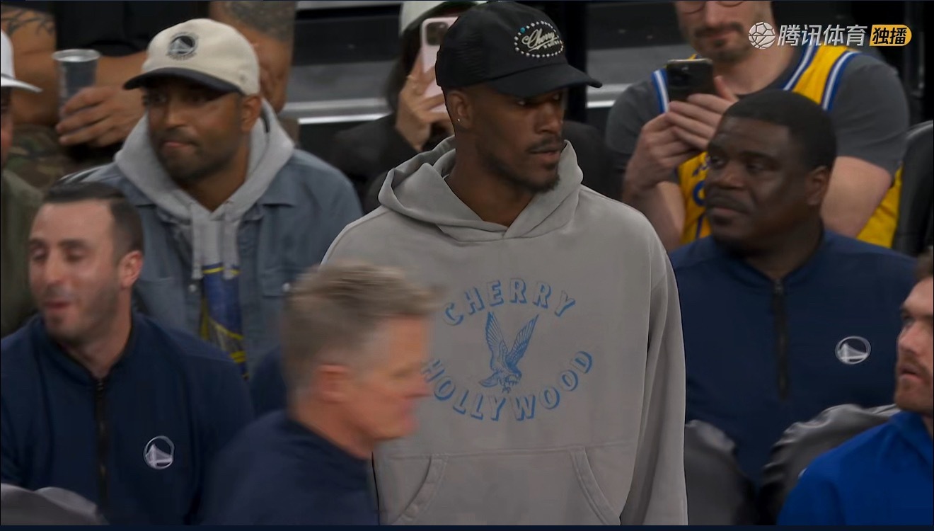 巴特勒场边观战呢说好的出战成疑呢 