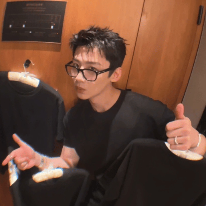 白敬亭你小子又wink😉难怪文案是●_