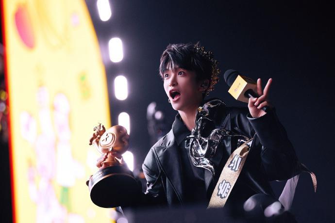 已经能想象到黄子弘凡聊天时表情包刷屏的盛况了