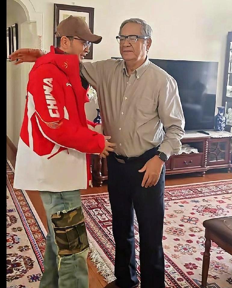 春晚王牌主持尼格买提，大年初三凌晨三点在自家厨房跟父母抢最后一块热馕。
没有助理