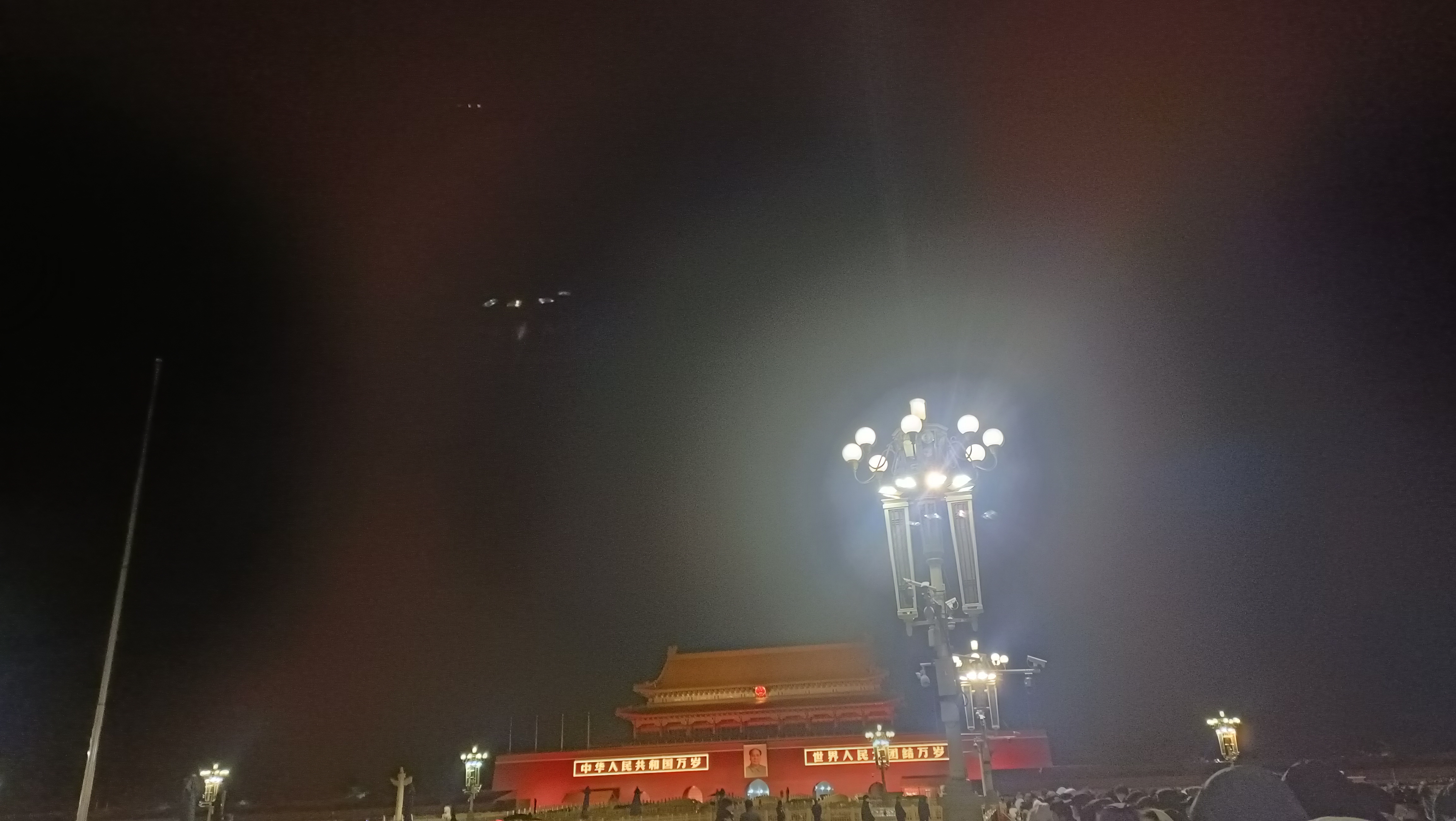 到了，等升旗 ​​​