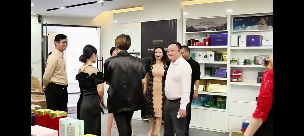 曾经的国内商界第一大佬，全国家电连锁第一人。但是也犯了所有有野心的人都有的一个错