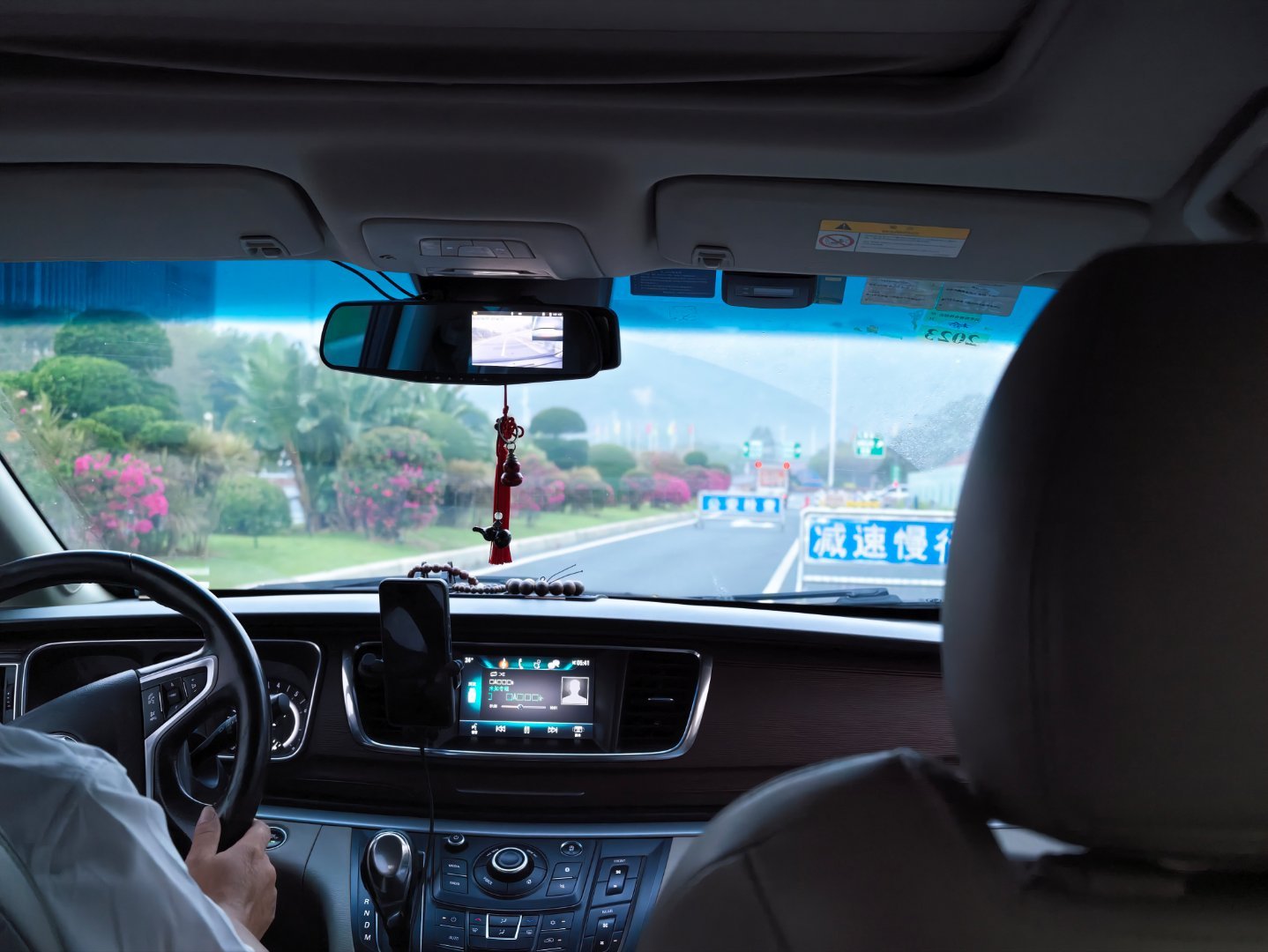 这么早，厦门就开始查酒驾了这个路障设置的也很牛逼，六七个这样的交错式栏杆。。。我