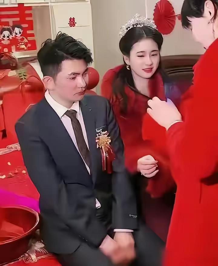新婚入洞房，
喜悦心中藏。
携手百年好，
幸福一世长。