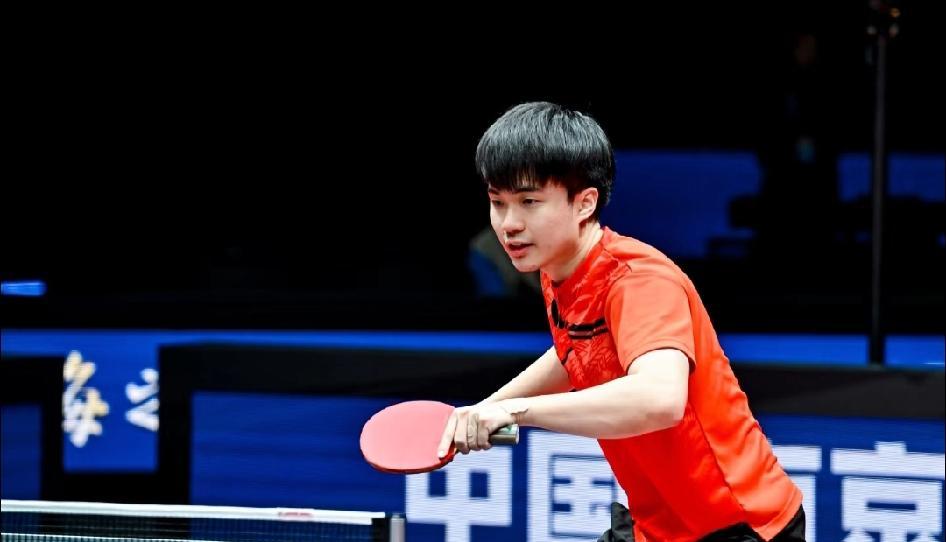 汗水浇灌出的，不只是球技。
你看老将，搓球上千次，落点毫厘不差。
手腕稳得像焊了