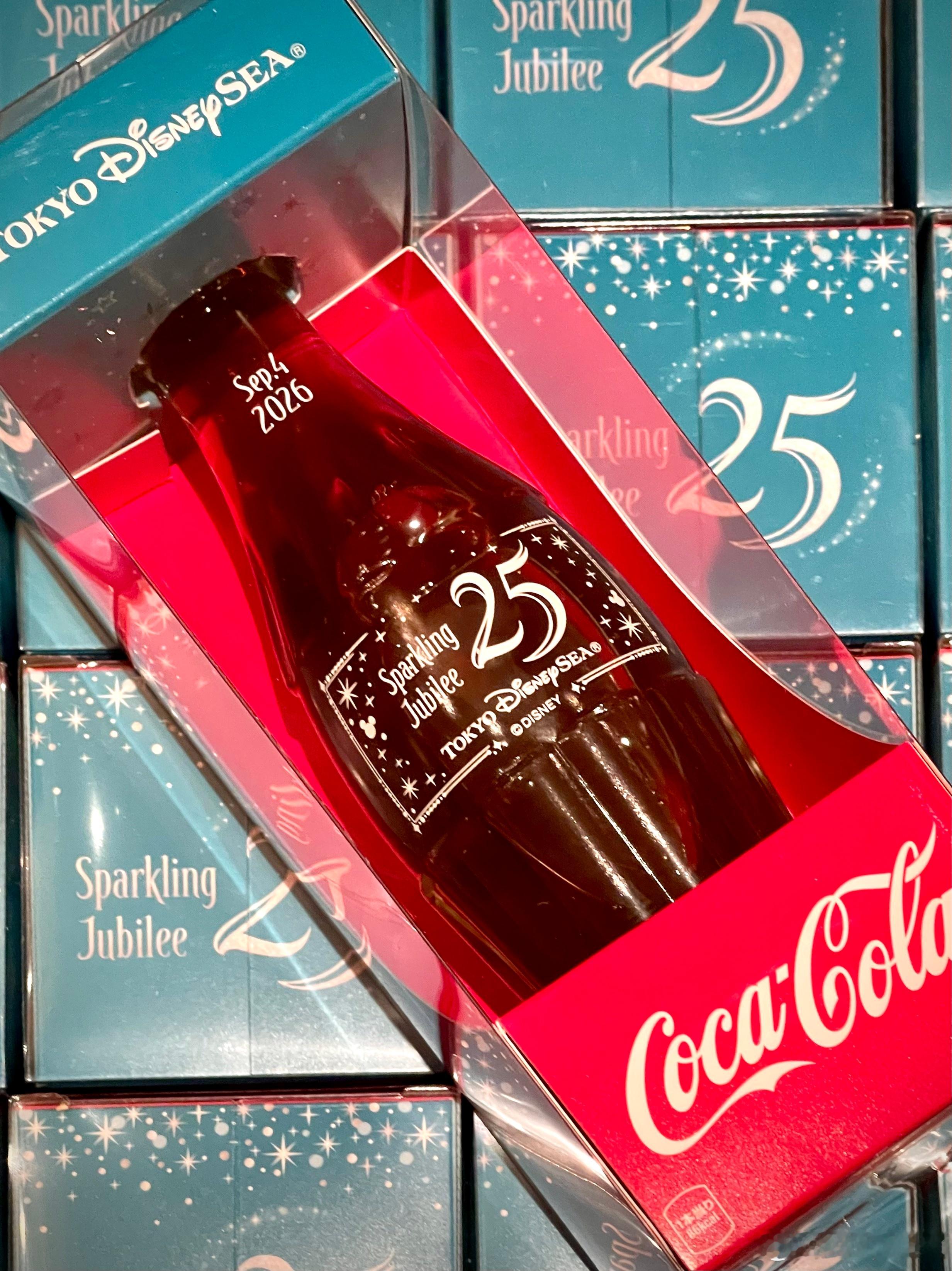 在東京迪士尼海洋世界的商店街里喜獲一瓶和可口可楽聯名25周年慶限定版的玻璃瓶可楽