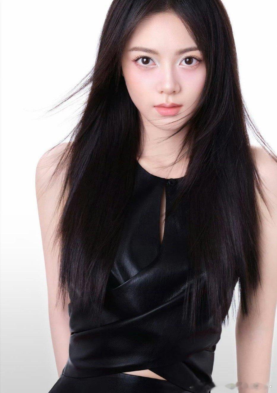 #赵今麦金属感眼妆# 谁能够拒绝这样的姐姐呀？这个金属感眼妆和你的适配度就是百分