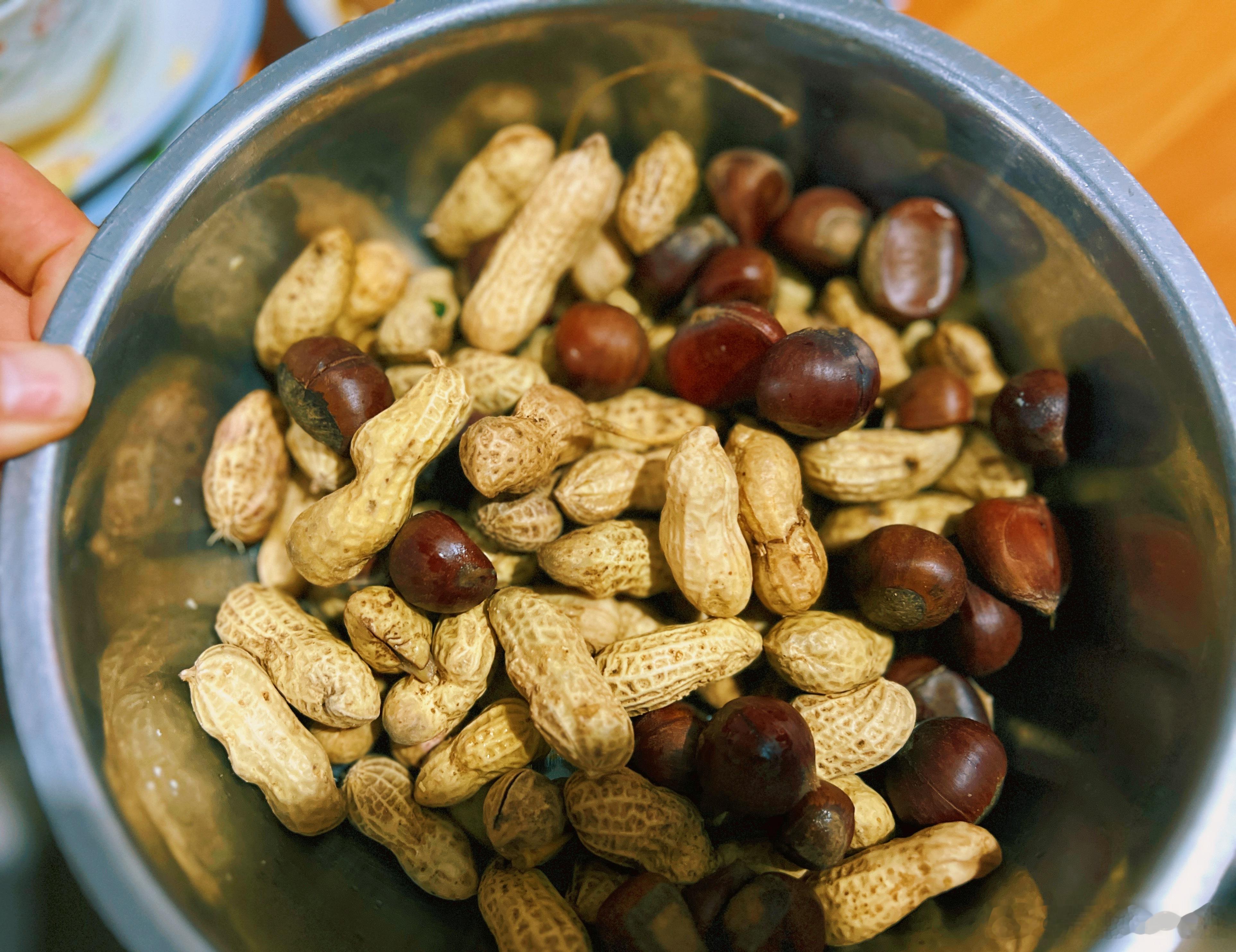 从地里到嘴里，不超过两小时，刚出土的花生🥜煮了真好吃，带着微微的甜味和鲜花生特