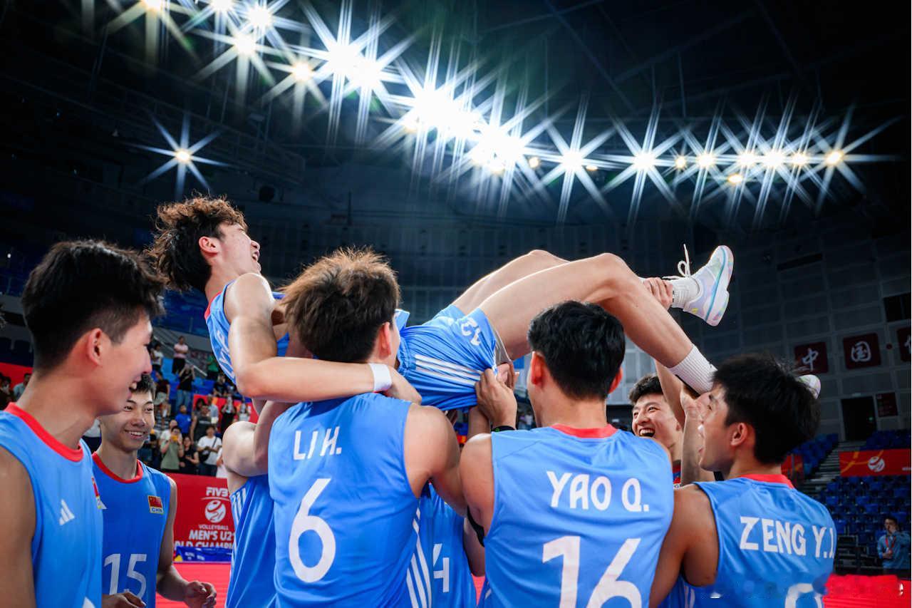 🔵 祝贺U21男排两连胜！对阵摩洛哥队的比赛，中国队在网口展现了明显的优势，小