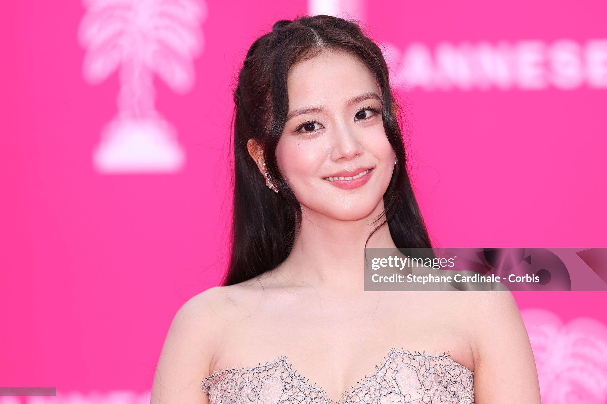 Jisoo 来啦 ！金智秀受邀出席戛纳国际电视剧节红毯 ！选择了韩国本土高定品牌