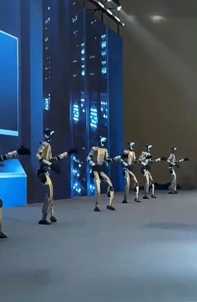 跨年夜各大晚会，人形机器人成顶流！唱跳齐舞、360度空翻、非遗互动样样行，与明星