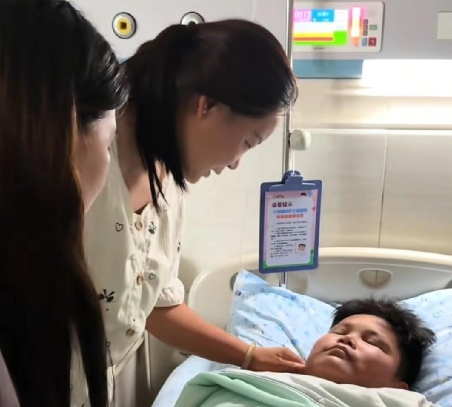 你还在跟着网上猜“阿杜打没打人”？
扒开这条视频底下的十万条追问，露出来的全是流