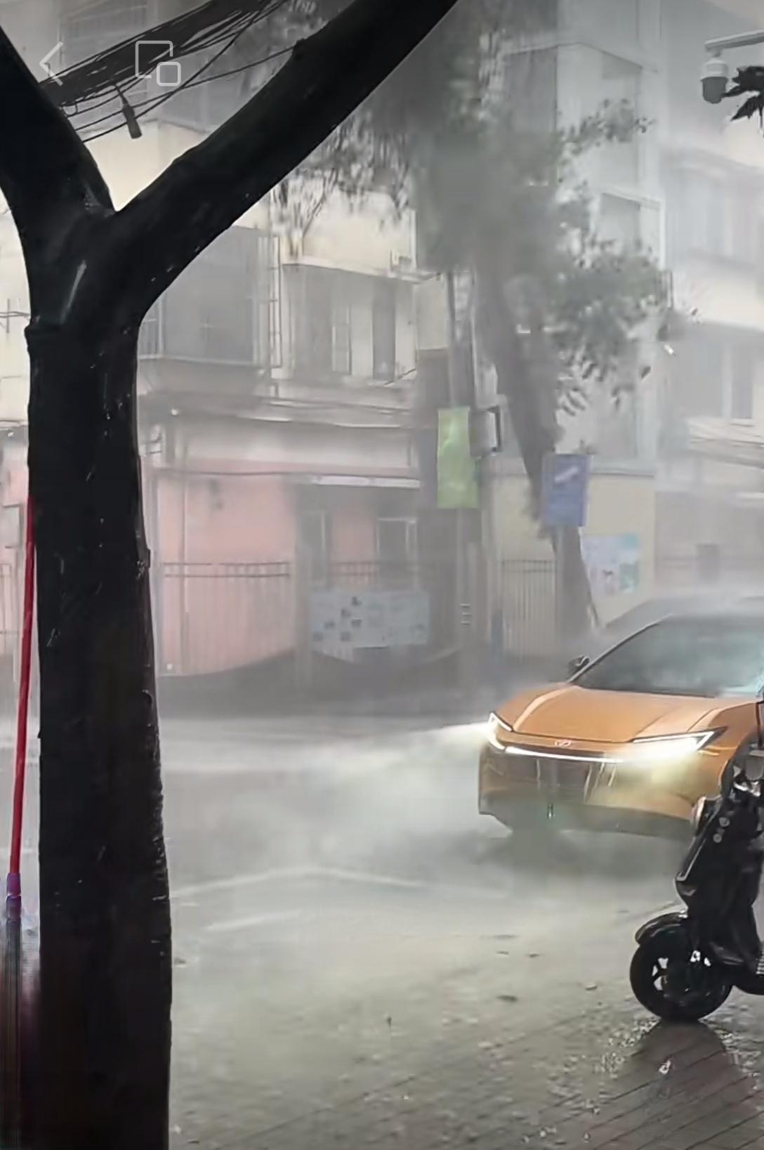 今天是4月5日，下午5时多广州又突然下起了大暴雨，我走在街上见到很多出行的人都被