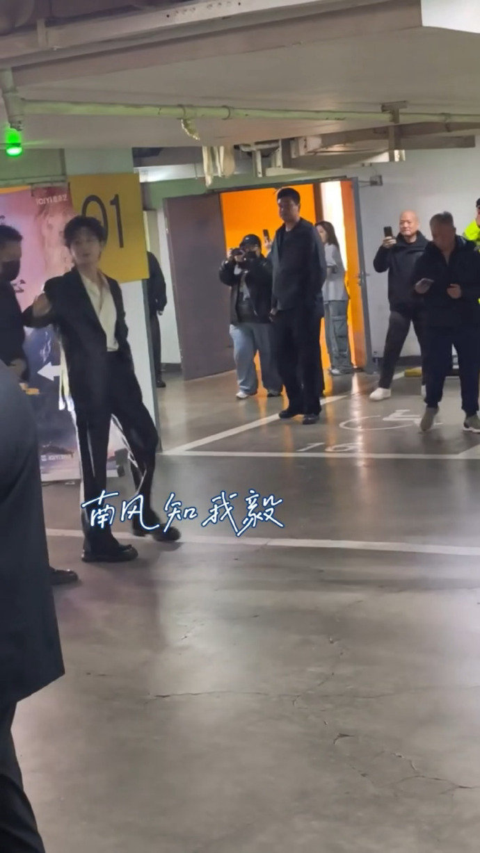 成毅追剧团look成毅白衬衫黑皮衣西装造型 成毅追剧团look，成毅白衬衫黑皮衣