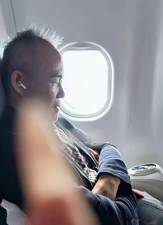 74岁的王石，卸下面具的真实状态！
真心疼王石，看到这张照片，就像看到了一个老爷