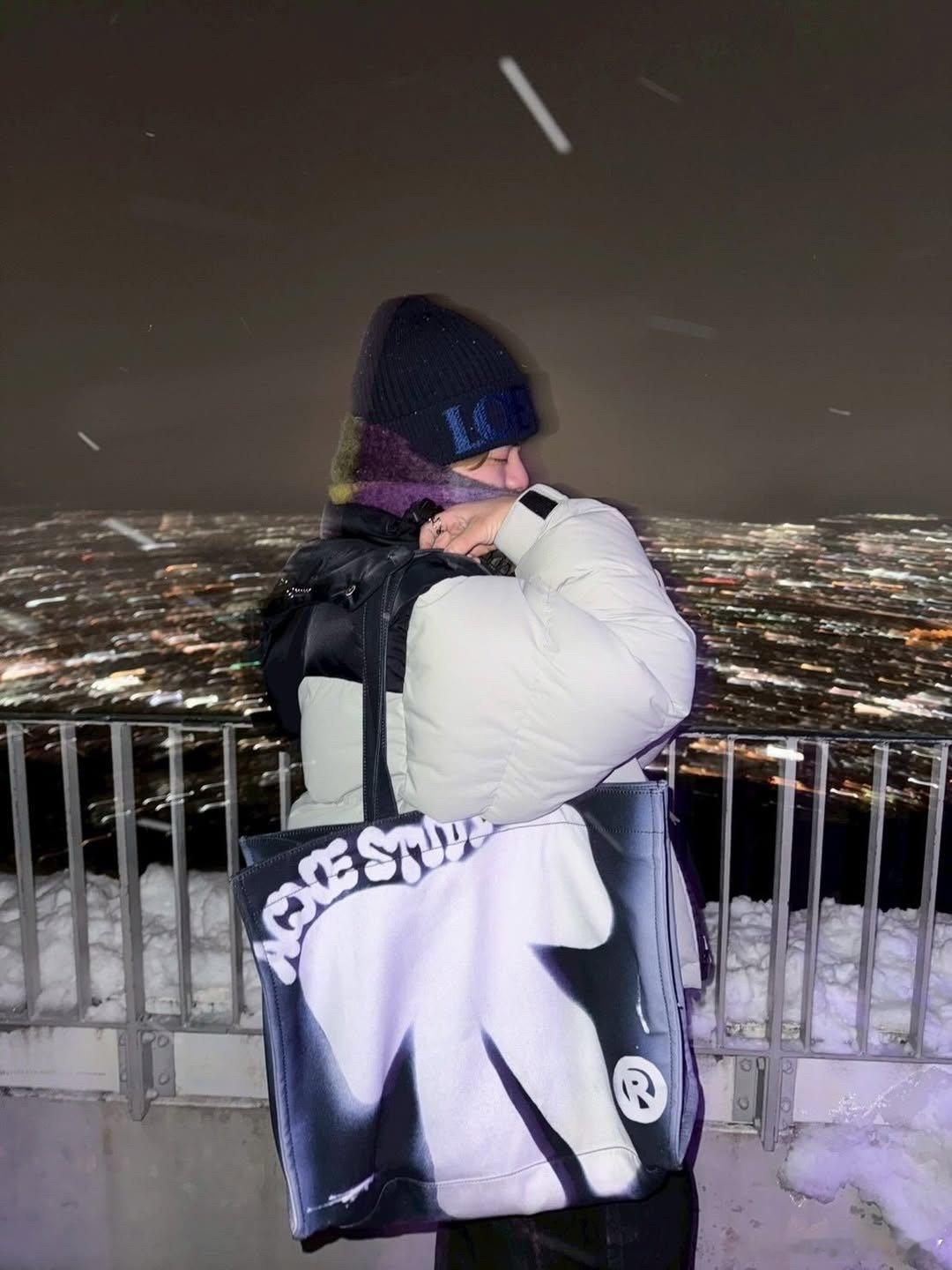 宇田幸矢北海道旅行穿搭❄️帽子-罗意威围巾/背包-Acne棉衣-Mihara Y