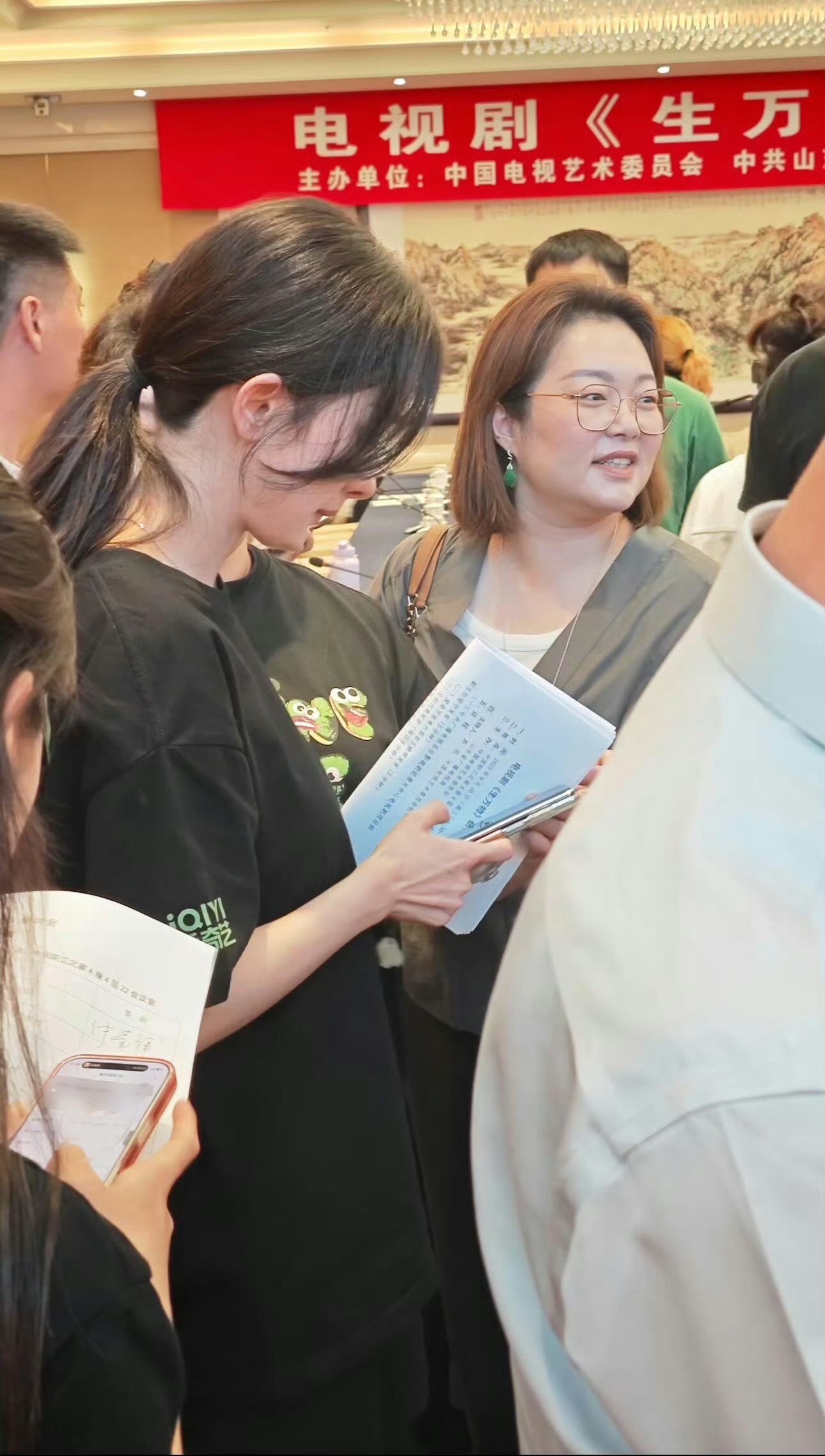 杨幂[超话]  群里看到的，去年生万物研讨会上低马尾素颜的杨幂，好漂亮！😍[哇