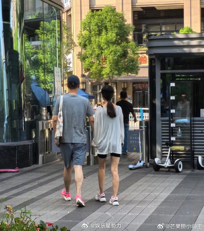 任重孙骁骁牵手外出重庆小区偶遇任重孙骁骁 有网友在重庆小区偶遇任重与孙骁骁，夫妻