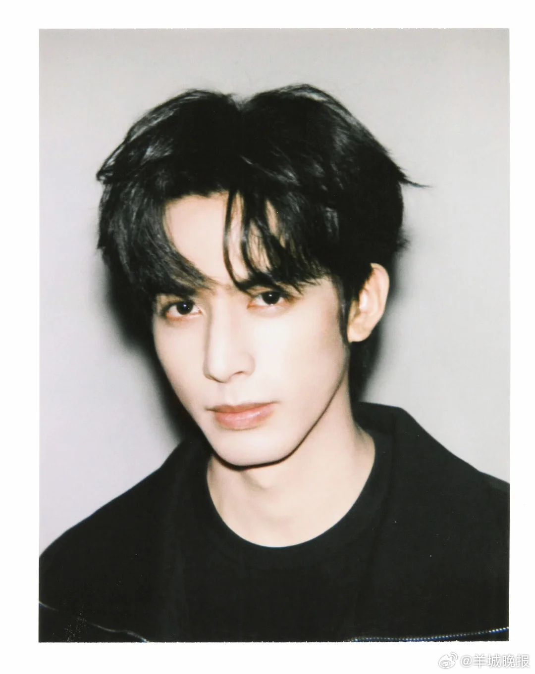 【艺人拍立得氛围感大赏，谁让你一眼沦陷？】拍立得的浪漫，藏在胶片的颗粒感里！无需