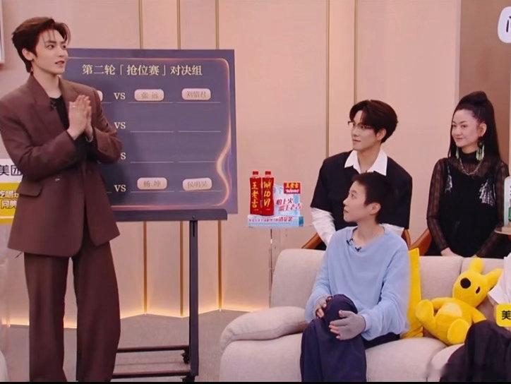 侯明昊歌手pk窦靖童杨坤直面实力对手从容上阵，侯明昊音色独特唱腔动人，舞台状态稳