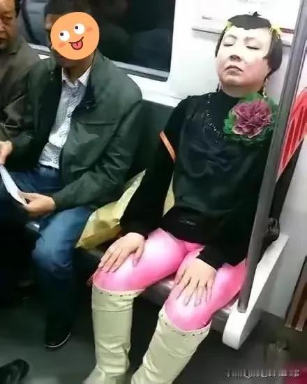 今天在网上看到一张照片，一个大概50岁左右的女人，看到他这身打扮惊呆了！

女人