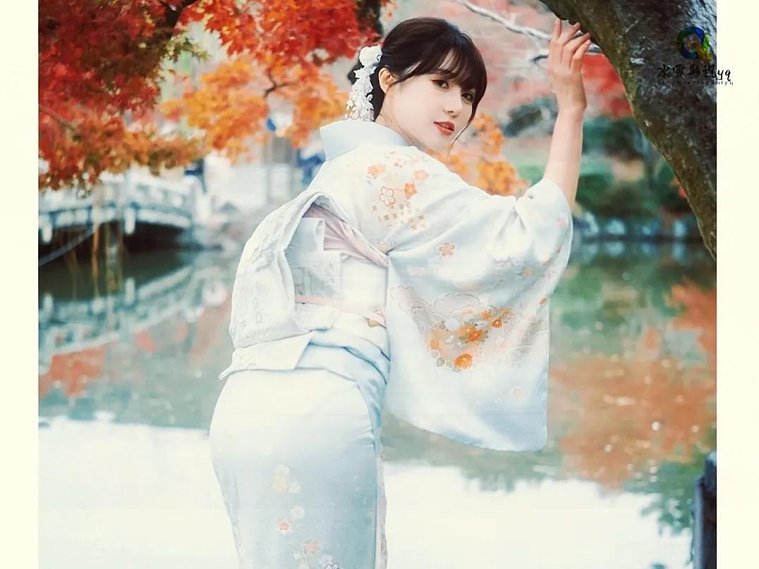 这合服美人，你感觉怎么样？？

河畔佳人
 
河畔垂柳依依，佳人亭亭而立，身着合