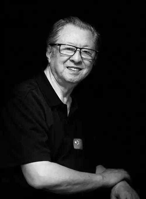 著名的画家李宝林老师说：
 
丹青不知老将至，生死刚正谓之骨。“骨”不只是笔墨技