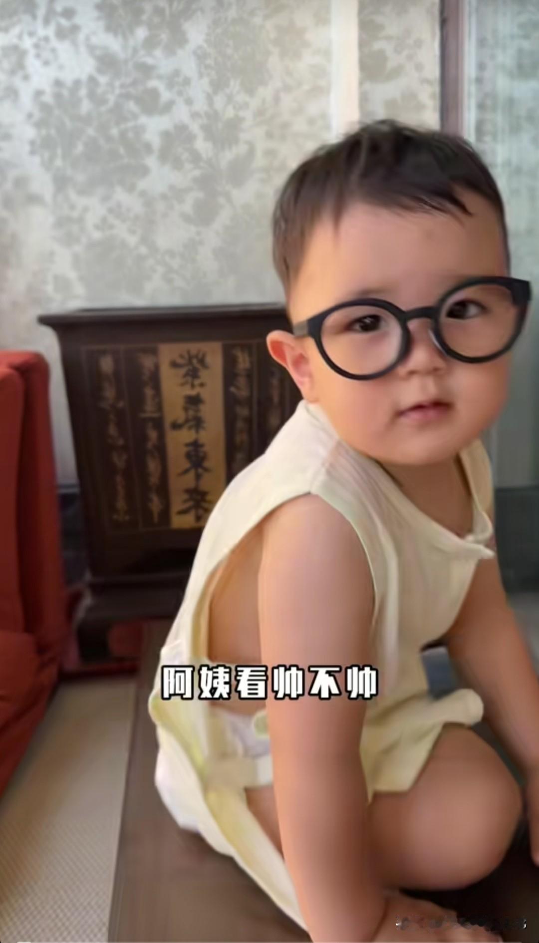俄罗斯混血小缇安每天都跟着二姐学到很多才艺，完全沉浸在自己跳舞的小世界里，他双手